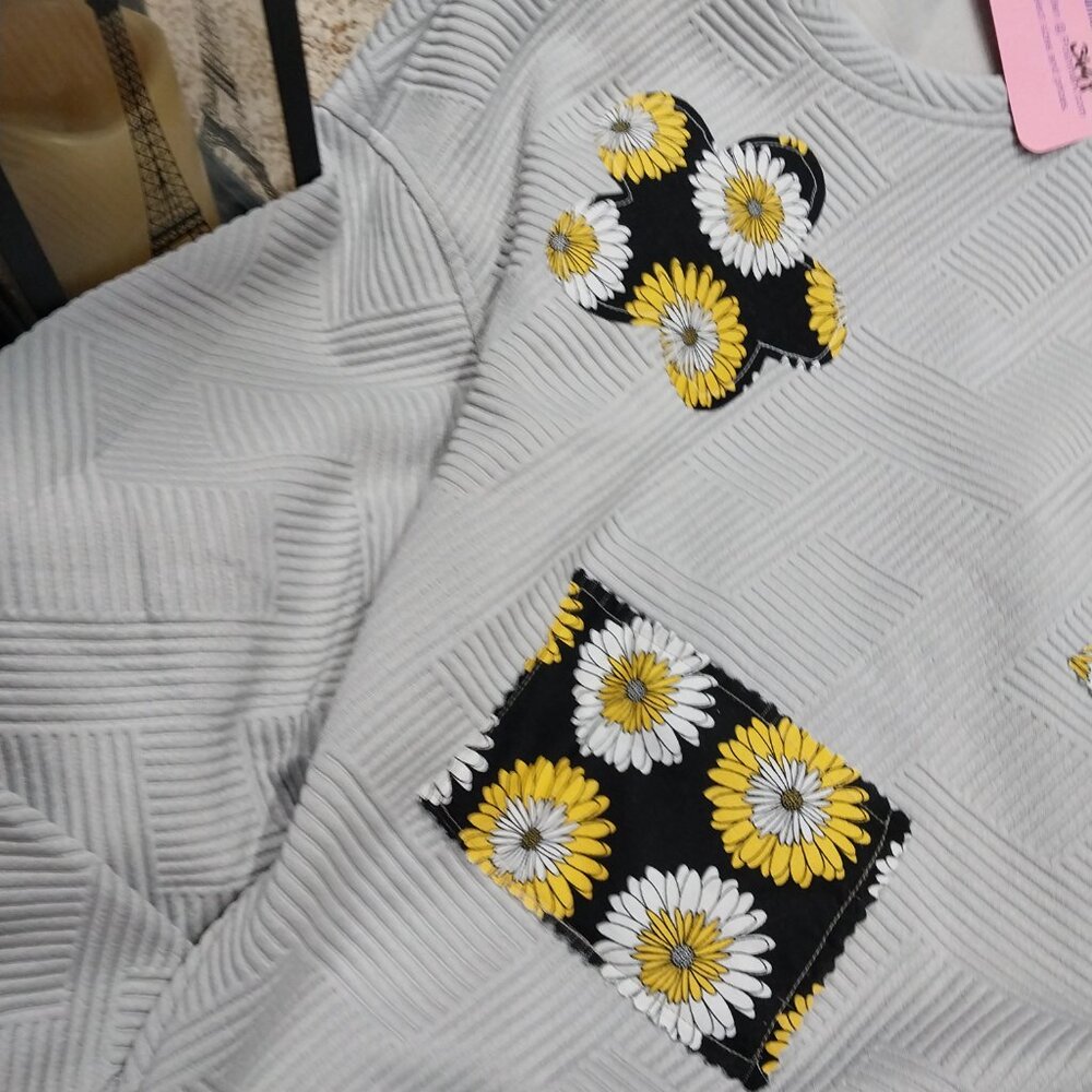 3698 Size XL Double Take NWT 2 piece Upcycled Quilted Look Grey with Black Daisy - Picture 4 of 14